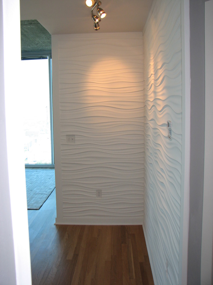 Idee per un corridoio minimal di medie dimensioni con pareti bianche