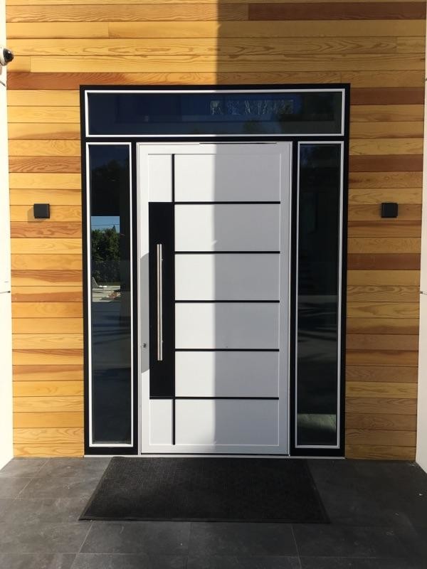 Idéer för en mellanstor modern ingång och ytterdörr, med en enkeldörr och en vit dörr