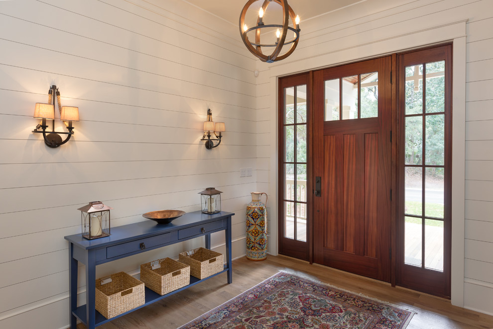 Landhausstil Foyer mit weißer Wandfarbe, hellem Holzboden, Einzeltür und dunkler Holzhaustür in Charleston