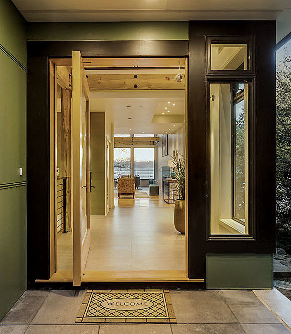 Mittelgroße Moderne Haustür mit weißer Wandfarbe, Porzellan-Bodenfliesen, Drehtür, heller Holzhaustür, beigem Boden und freigelegten Dachbalken in Seattle