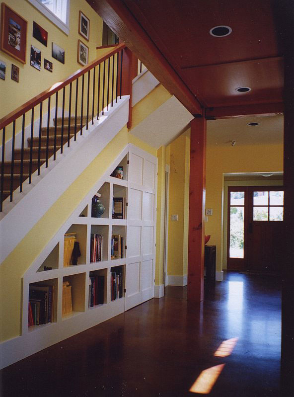 Exemple d'une grande porte d'entrée chic avec un mur jaune, un sol en bois brun, une porte simple et une porte en bois brun.