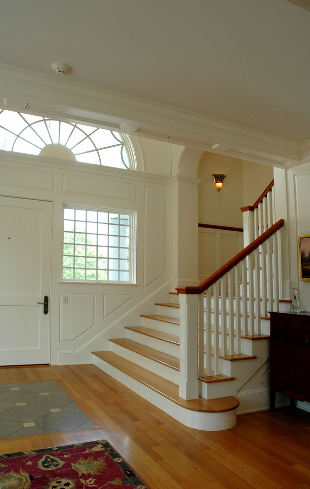 Idee per un grande ingresso classico con pareti bianche, parquet chiaro, una porta singola, una porta bianca e pavimento beige