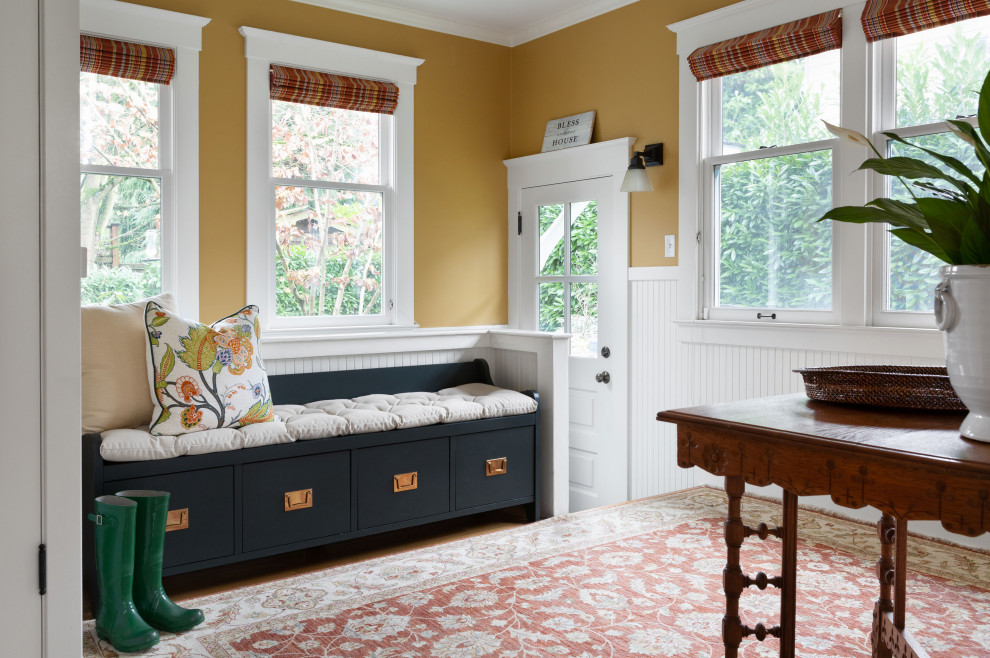 Источник вдохновения для домашнего уюта: большой тамбур в классическом стиле с желтыми стенами, светлым паркетным полом, одностворчатой входной дверью и белой входной дверью