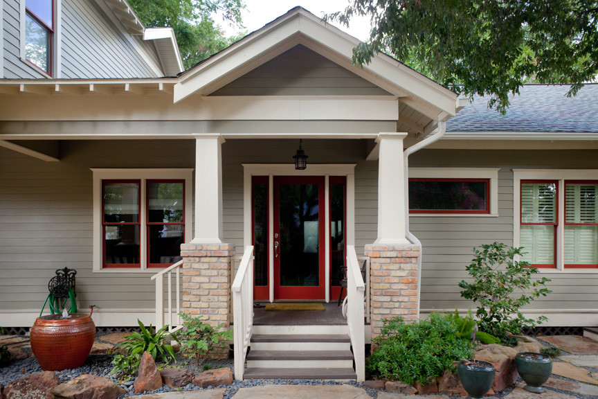 Mittelgroßer Klassischer Eingang mit Stauraum, weißer Wandfarbe, hellem Holzboden, Einzeltür und roter Haustür in Houston