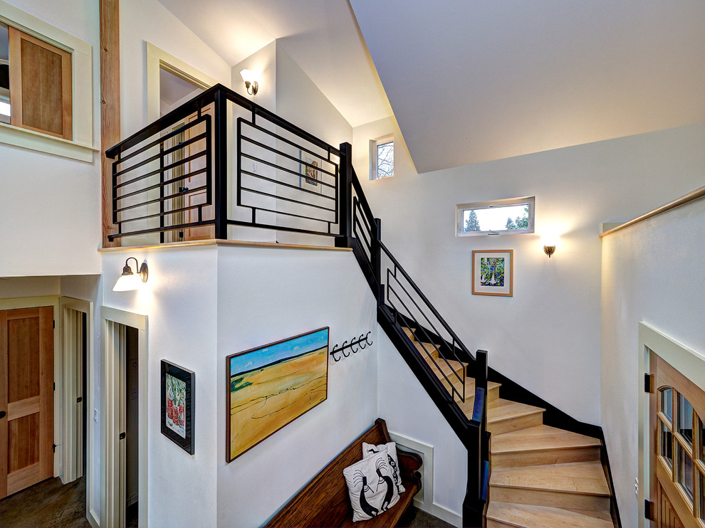 Kleines Klassisches Foyer mit weißer Wandfarbe, hellem Holzboden, Einzeltür und heller Holzhaustür in Portland