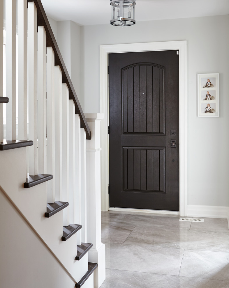 Idee per un piccolo ingresso classico con pareti grigie, pavimento con piastrelle in ceramica, una porta singola e una porta in legno scuro