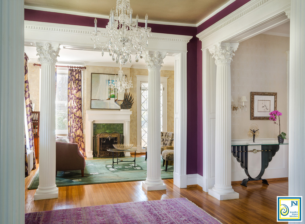Идея дизайна: фойе среднего размера в классическом стиле с фиолетовыми стенами, паркетным полом среднего тона, одностворчатой входной дверью, белой входной дверью и коричневым полом