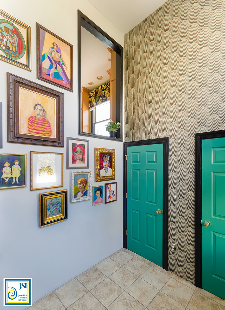 Immagine di un ingresso con anticamera eclettico di medie dimensioni con pareti con effetto metallico, pavimento con piastrelle in ceramica e pavimento beige