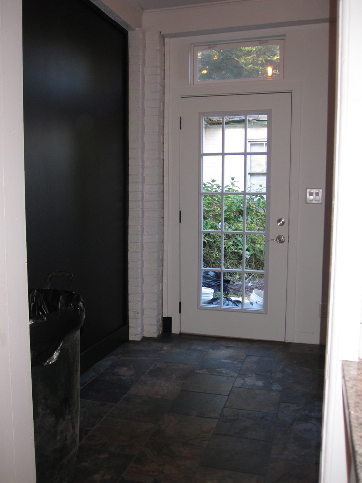 Пример оригинального дизайна: тамбур среднего размера в стиле неоклассика (современная классика) с черными стенами, полом из сланца и белой входной дверью
