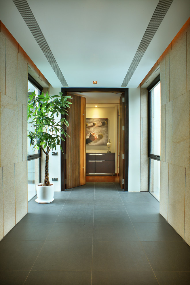 Cette image montre une entrée design de taille moyenne avec un couloir, un mur beige, sol en granite, une porte double et une porte en bois brun.