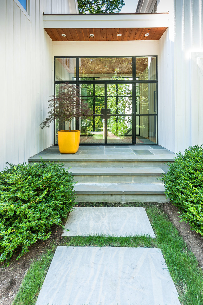 Mittelgroße Moderne Haustür mit weißer Wandfarbe, Doppeltür, Haustür aus Glas, Schieferboden und grauem Boden in Portland Maine