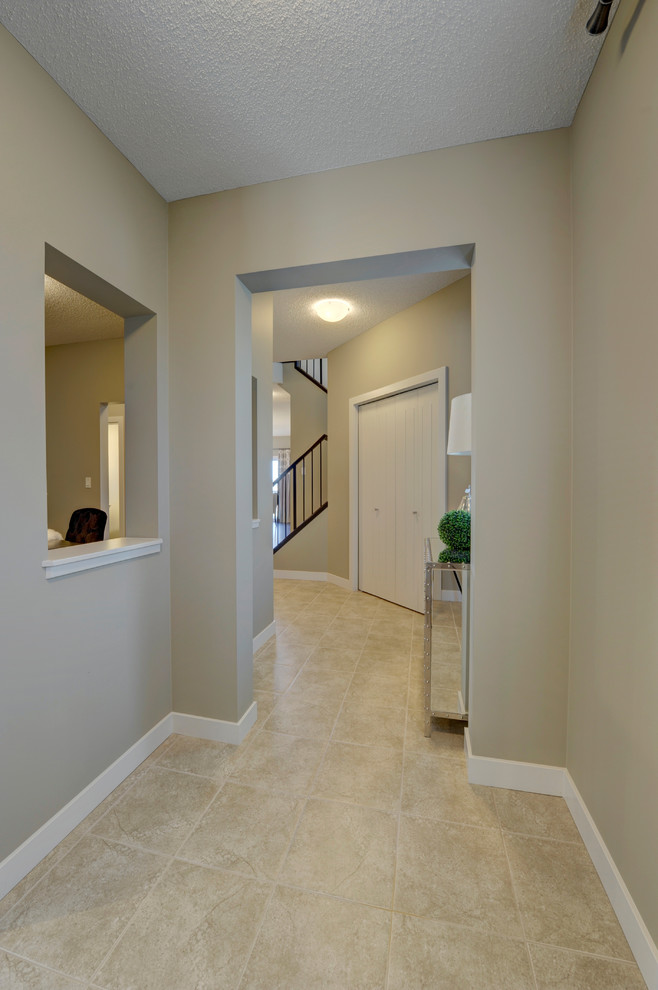 Kleines Modernes Foyer mit beiger Wandfarbe, Keramikboden, Einzeltür und weißer Haustür in Edmonton