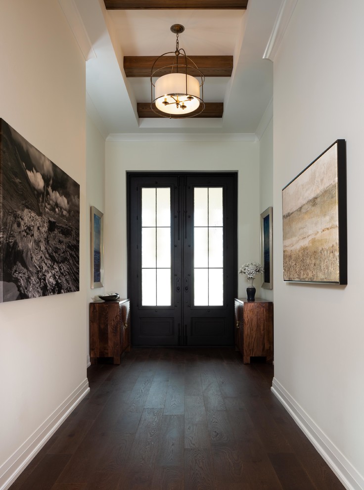 Mittelgroßes Foyer mit weißer Wandfarbe, dunklem Holzboden, Doppeltür, brauner Haustür und braunem Boden in Miami