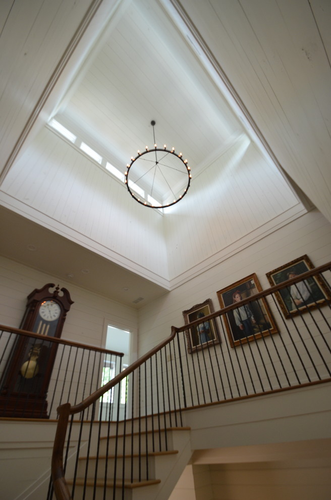 Großes Landhausstil Foyer mit weißer Wandfarbe, Drehtür, grauer Haustür, braunem Holzboden und braunem Boden in Atlanta