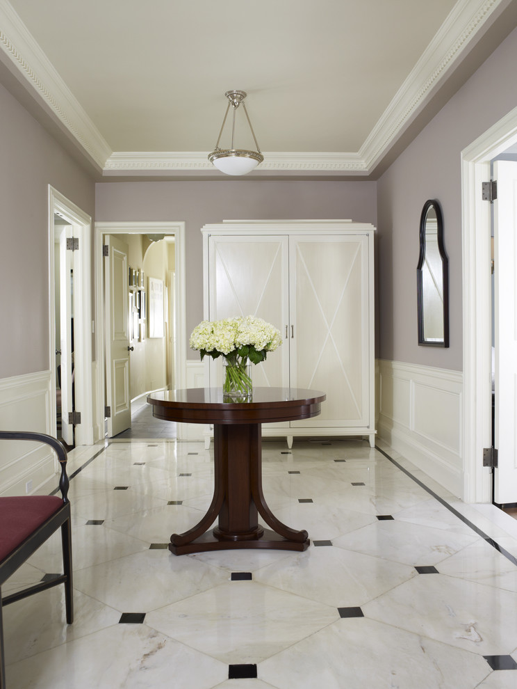Modelo de vestíbulo clásico con paredes púrpuras, suelo de mármol y suelo blanco