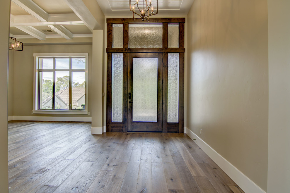 Mittelgroße Rustikale Haustür mit beiger Wandfarbe, braunem Holzboden, Einzeltür, dunkler Holzhaustür und braunem Boden in Sacramento