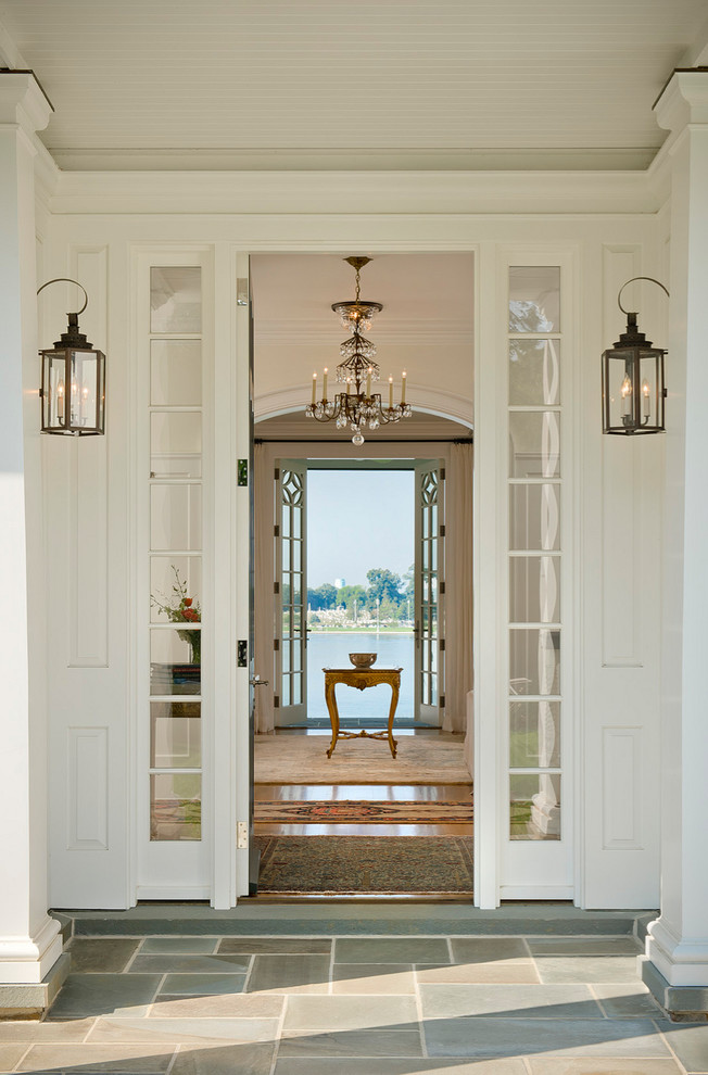 Свежая идея для дизайна: входная дверь в классическом стиле с одностворчатой входной дверью - отличное фото интерьера