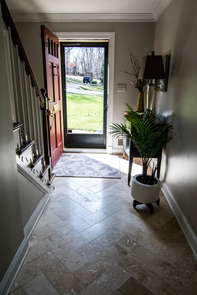 Idee per un ingresso classico con pareti beige e pavimento in travertino