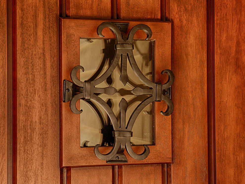 Esempio di un'ampia porta d'ingresso stile rurale con pareti marroni, una porta a due ante e una porta in legno bruno
