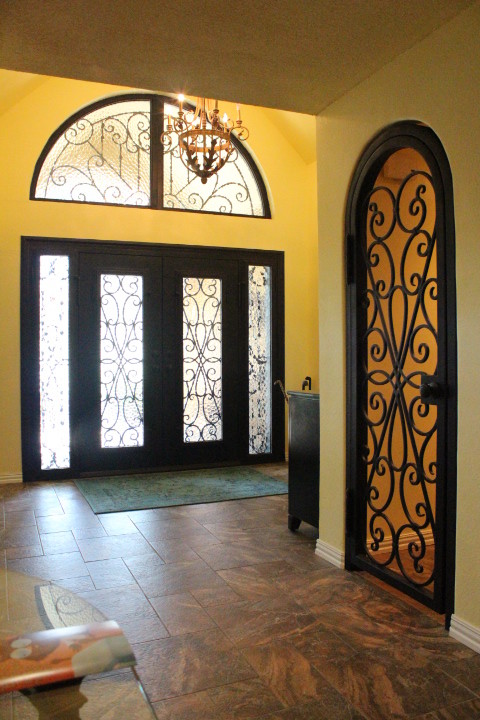 Modelo de puerta principal clásica con puerta doble y puerta metalizada