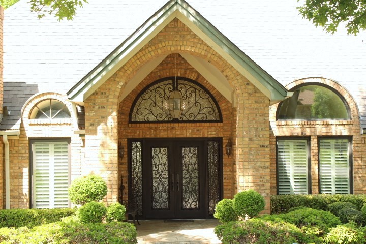 Entryway - large traditional entryway idea in Dallas with a metal front door
