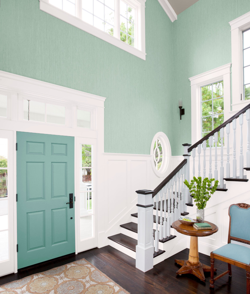 シャーロットにある広いトランジショナルスタイルのおしゃれな玄関ロビー (青い壁、濃色無垢フローリング、青いドア) の写真