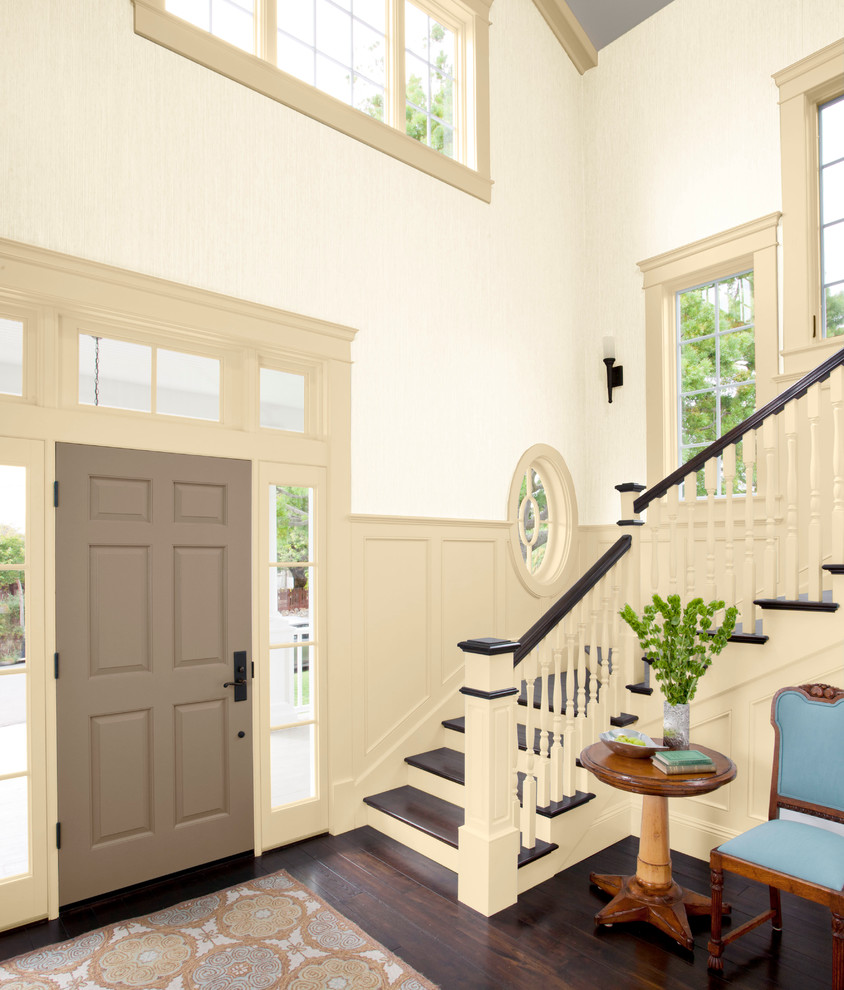 Großes Klassisches Foyer mit weißer Wandfarbe, dunklem Holzboden, Einzeltür und brauner Haustür in Charlotte