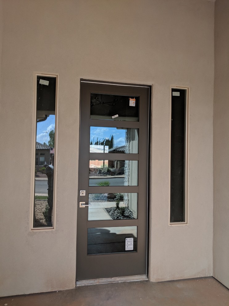 Idéer för en mellanstor modern ingång och ytterdörr, med en enkeldörr och en brun dörr