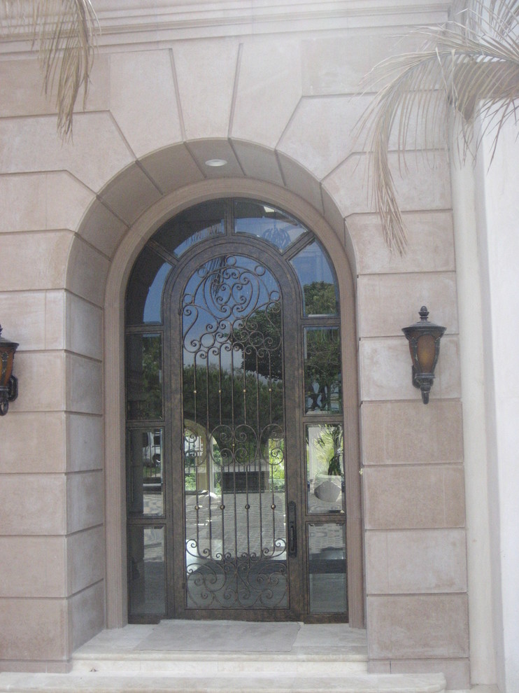 オレンジカウンティにあるお手頃価格の中くらいな地中海スタイルのおしゃれな玄関ドア (ガラスドア) の写真