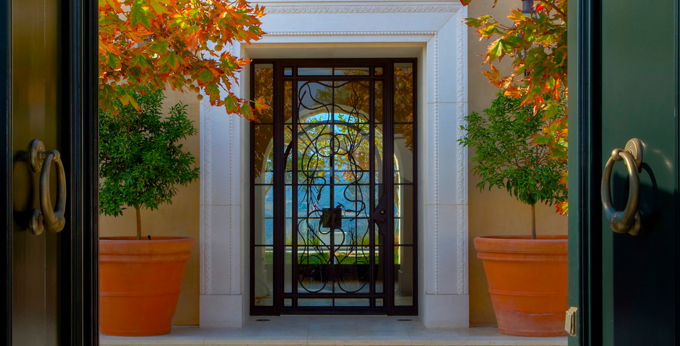 Свежая идея для дизайна: прихожая в средиземноморском стиле с одностворчатой входной дверью и стеклянной входной дверью - отличное фото интерьера