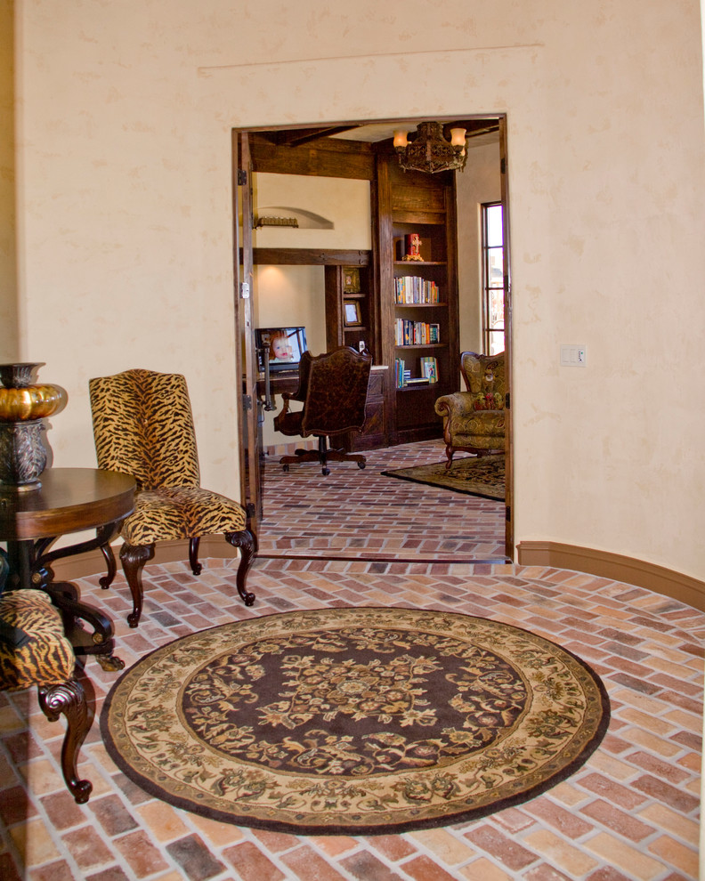 Mediterranes Foyer mit beiger Wandfarbe und Backsteinboden in Austin