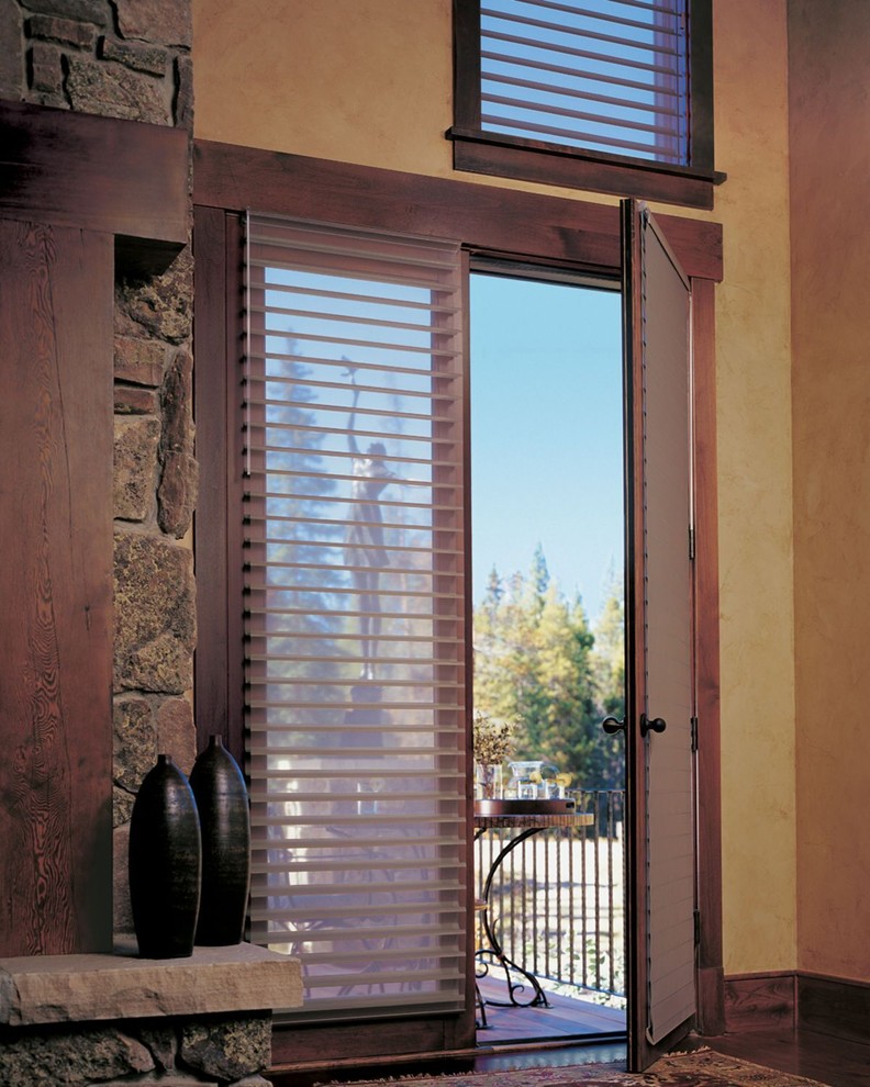 На фото: входная дверь среднего размера в современном стиле с бежевыми стенами, темным паркетным полом, двустворчатой входной дверью, стеклянной входной дверью и коричневым полом