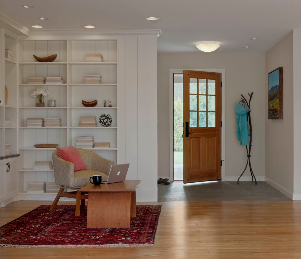 Источник вдохновения для домашнего уюта: фойе среднего размера в стиле неоклассика (современная классика) с белыми стенами, светлым паркетным полом и входной дверью из дерева среднего тона