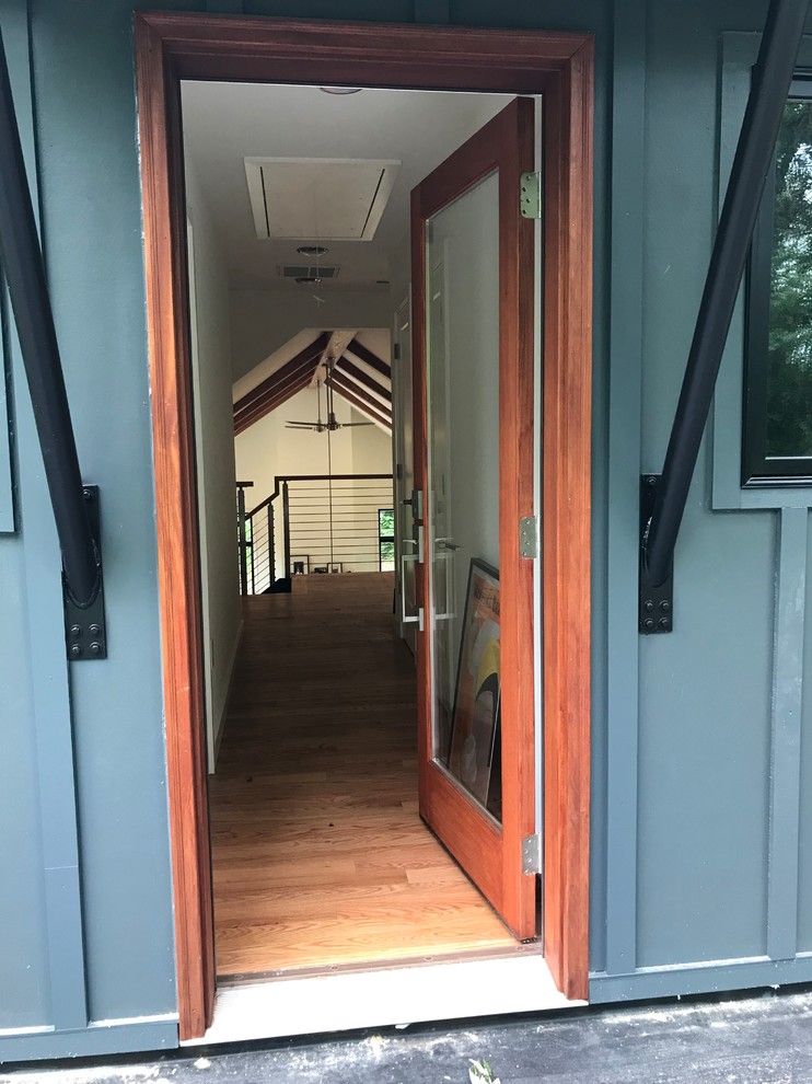 Inspiration pour une petite porte d'entrée rustique avec une porte simple et une porte en bois brun.