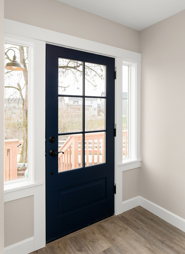 Стильный дизайн: маленькое фойе в стиле кантри с бежевыми стенами, паркетным полом среднего тона, одностворчатой входной дверью, синей входной дверью и коричневым полом для на участке и в саду - последний тренд