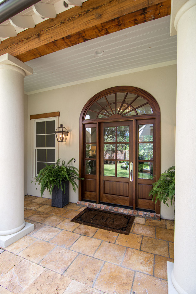 Diseño de puerta principal clásica de tamaño medio con paredes blancas, puerta simple y puerta de madera oscura