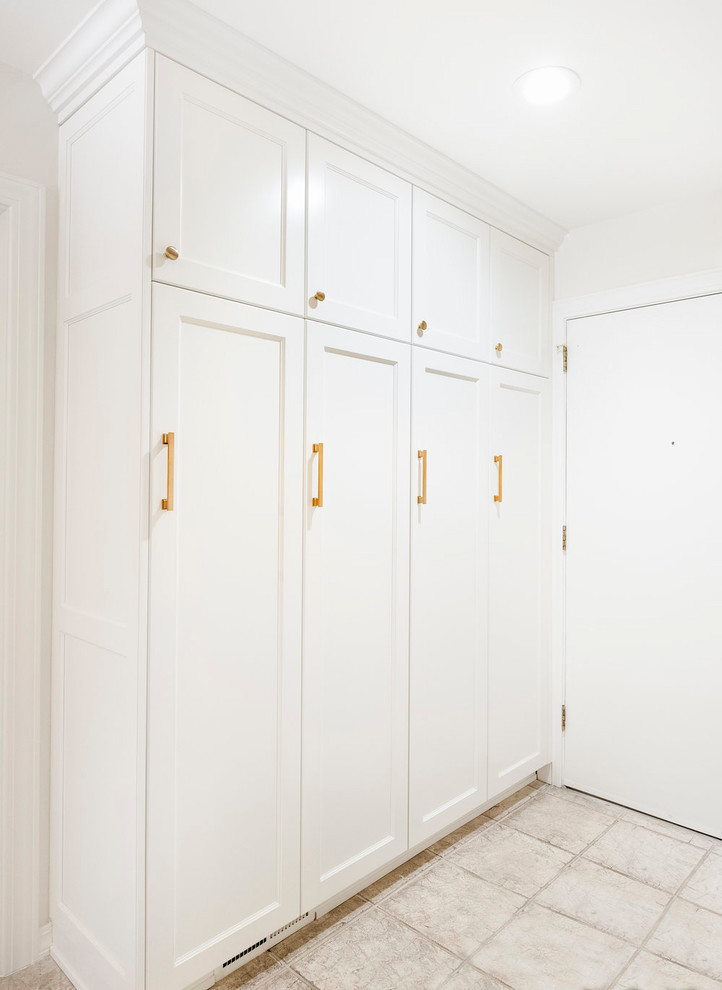Imagen de puerta principal clásica renovada de tamaño medio con paredes blancas, suelo de baldosas de porcelana, puerta simple, puerta blanca y suelo gris