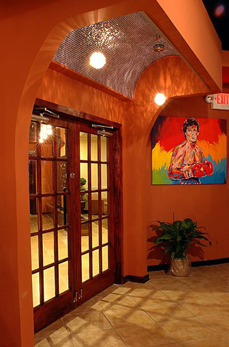 ニューヨークにあるお手頃価格の中くらいなコンテンポラリースタイルのおしゃれな玄関ドア (オレンジの壁) の写真