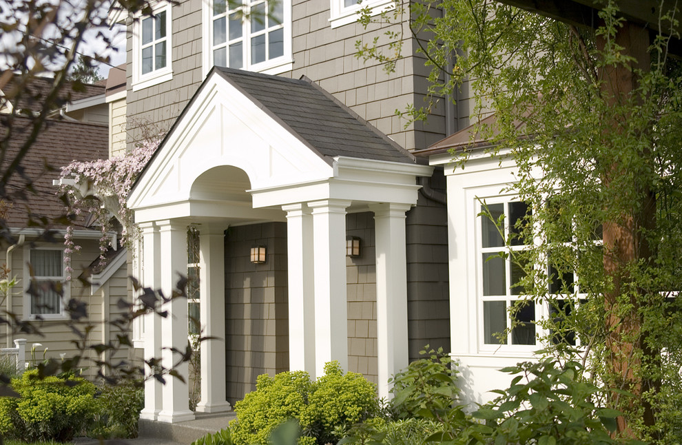 Entryway - mid-sized traditional entryway idea in Seattle