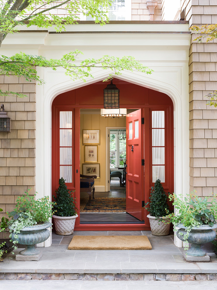 サンフランシスコにあるヴィクトリアン調のおしゃれな玄関 (赤いドア) の写真