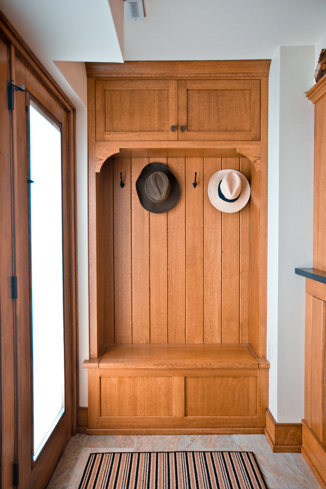 Foto di un piccolo ingresso con anticamera american style con pavimento in gres porcellanato, pareti bianche, una porta a pivot, una porta in legno bruno e pavimento multicolore