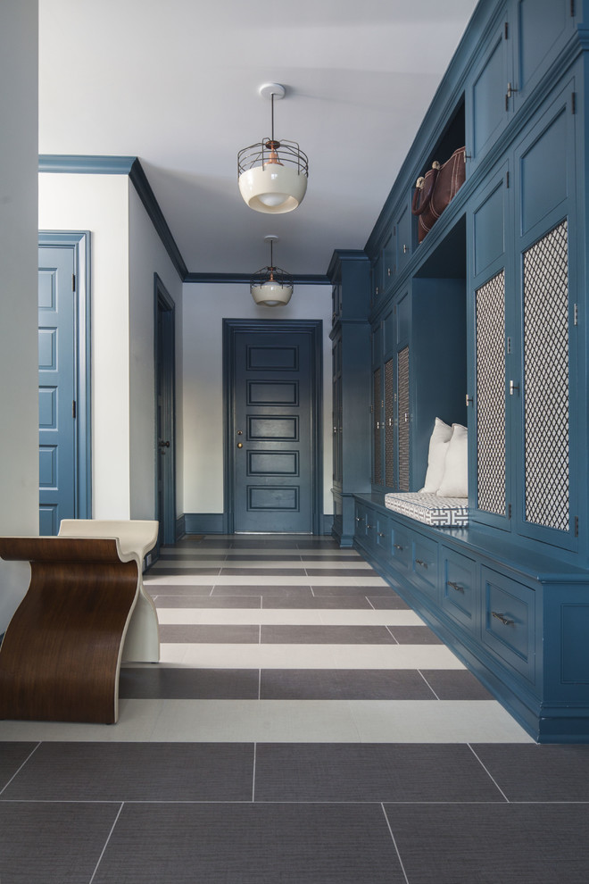 ダラスにある中くらいなトランジショナルスタイルのおしゃれなマッドルーム (白い壁、磁器タイルの床、ベージュの床) の写真
