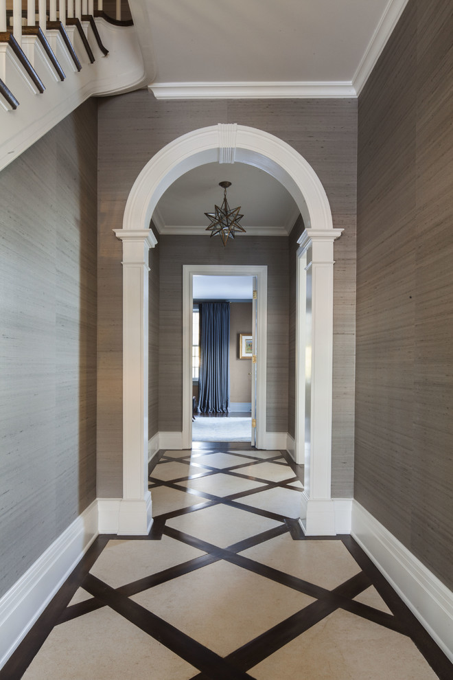 Ejemplo de hall tradicional de tamaño medio con paredes marrones, suelo de piedra caliza, puerta simple y suelo beige