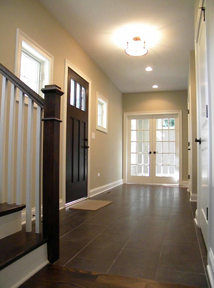 Mittelgroße Rustikale Haustür mit beiger Wandfarbe, Keramikboden, Doppeltür, weißer Haustür, braunem Boden, Tapetendecke, Tapetenwänden und Treppe in Chicago