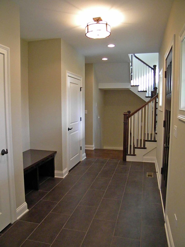 Mittelgroße Urige Haustür mit beiger Wandfarbe, Keramikboden, Doppeltür, weißer Haustür, braunem Boden, Tapetendecke, Tapetenwänden und Treppe in Chicago