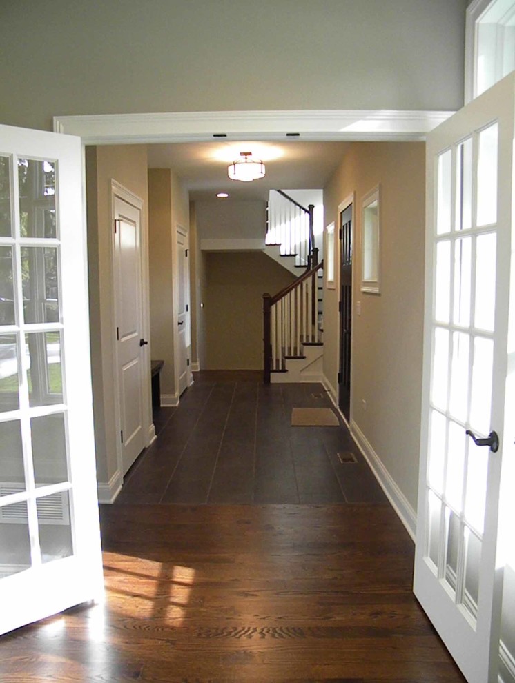 На фото: входная дверь среднего размера в стиле кантри с бежевыми стенами, полом из керамической плитки, двустворчатой входной дверью, белой входной дверью, коричневым полом, потолком с обоями и обоями на стенах