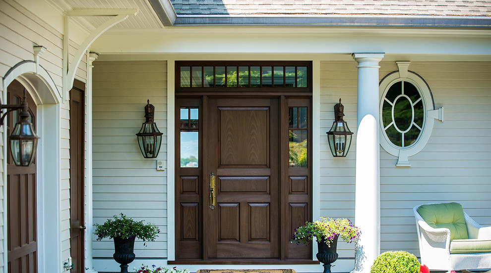 Ispirazione per una porta d'ingresso stile marinaro di medie dimensioni con pareti beige, una porta singola e una porta in legno scuro