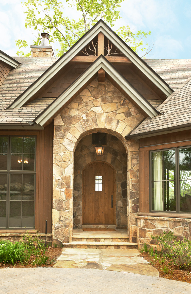Aménagement d'une porte d'entrée montagne avec une porte simple et une porte en bois brun.