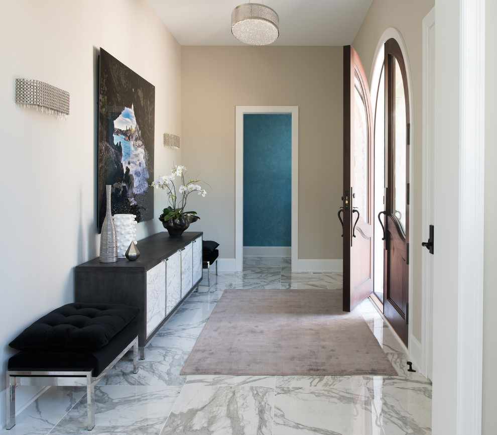 Aménagement d'un hall d'entrée classique de taille moyenne avec un mur beige, un sol en marbre, une porte double, une porte marron et un sol gris.