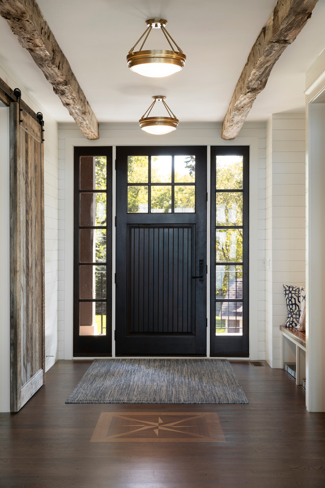 Ispirazione per un corridoio stile marino con pareti bianche, parquet scuro, una porta singola, una porta nera e pavimento marrone